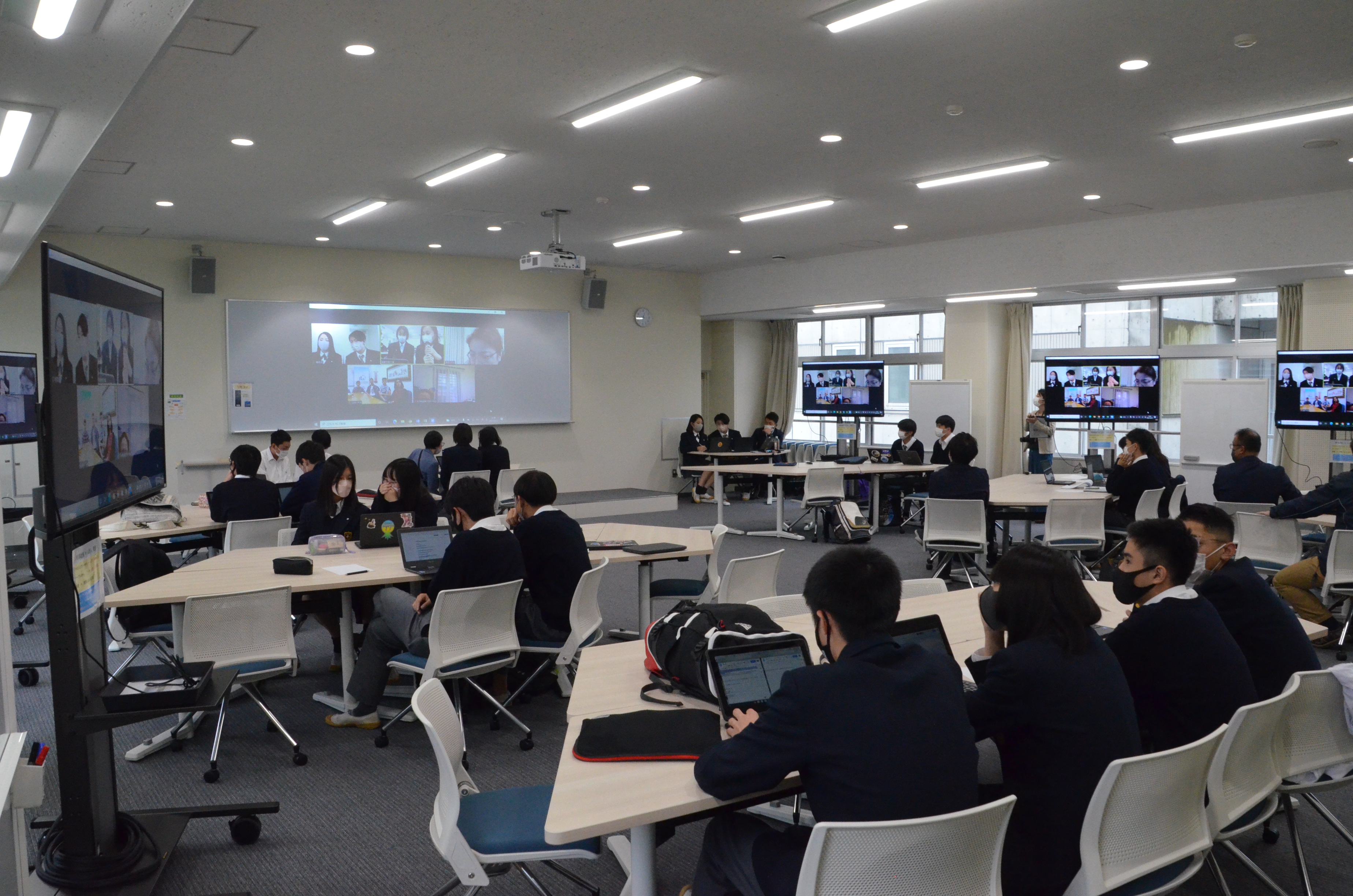 テーマ_六浦中学校・高等学校_Space Laboを使用しての授業風景.JPG