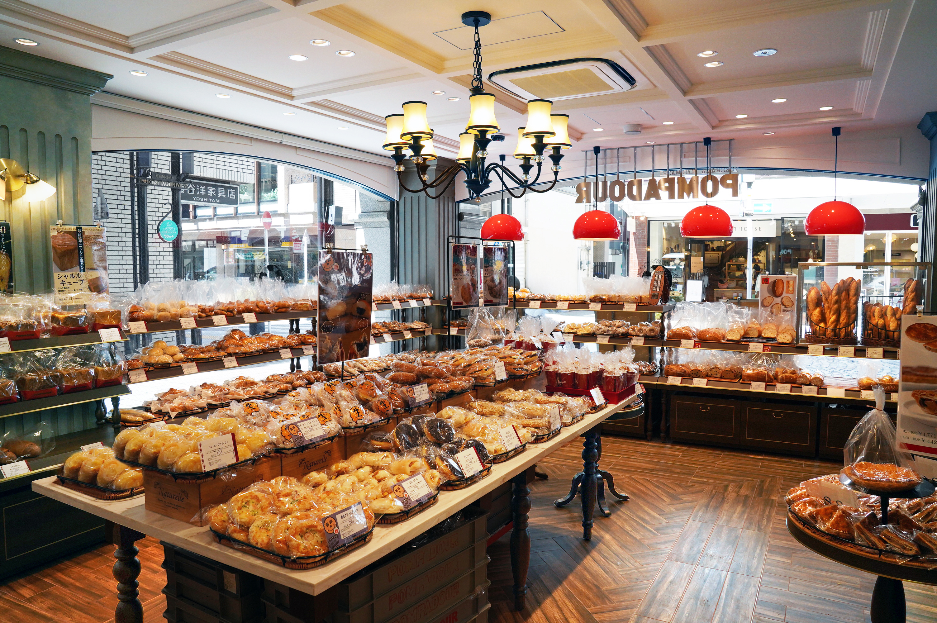 〇 元町本店内観.jpg